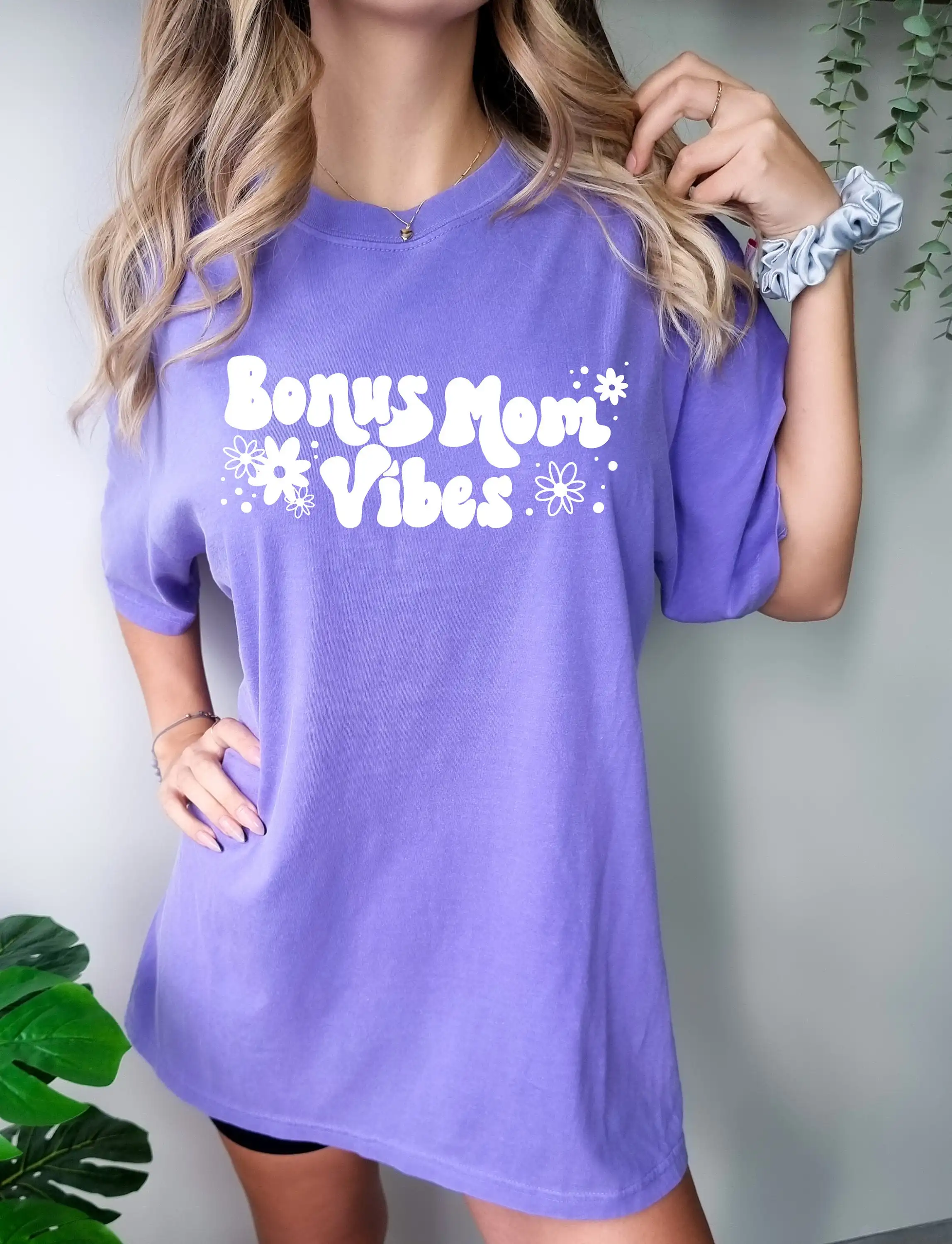 Футболка с надписью «Mom Vibes»