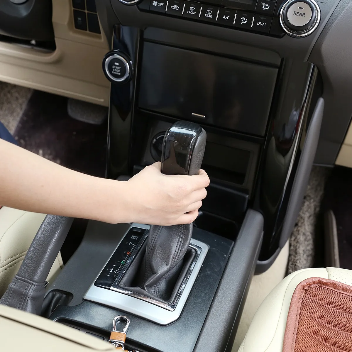 Фото Для Toyota Land Cruiser Prado FJ150 150 AT 2010-2017 Grain de Bois Noir ABS Pommeau de Levier de Vitesse Garniture de Couvercle №5