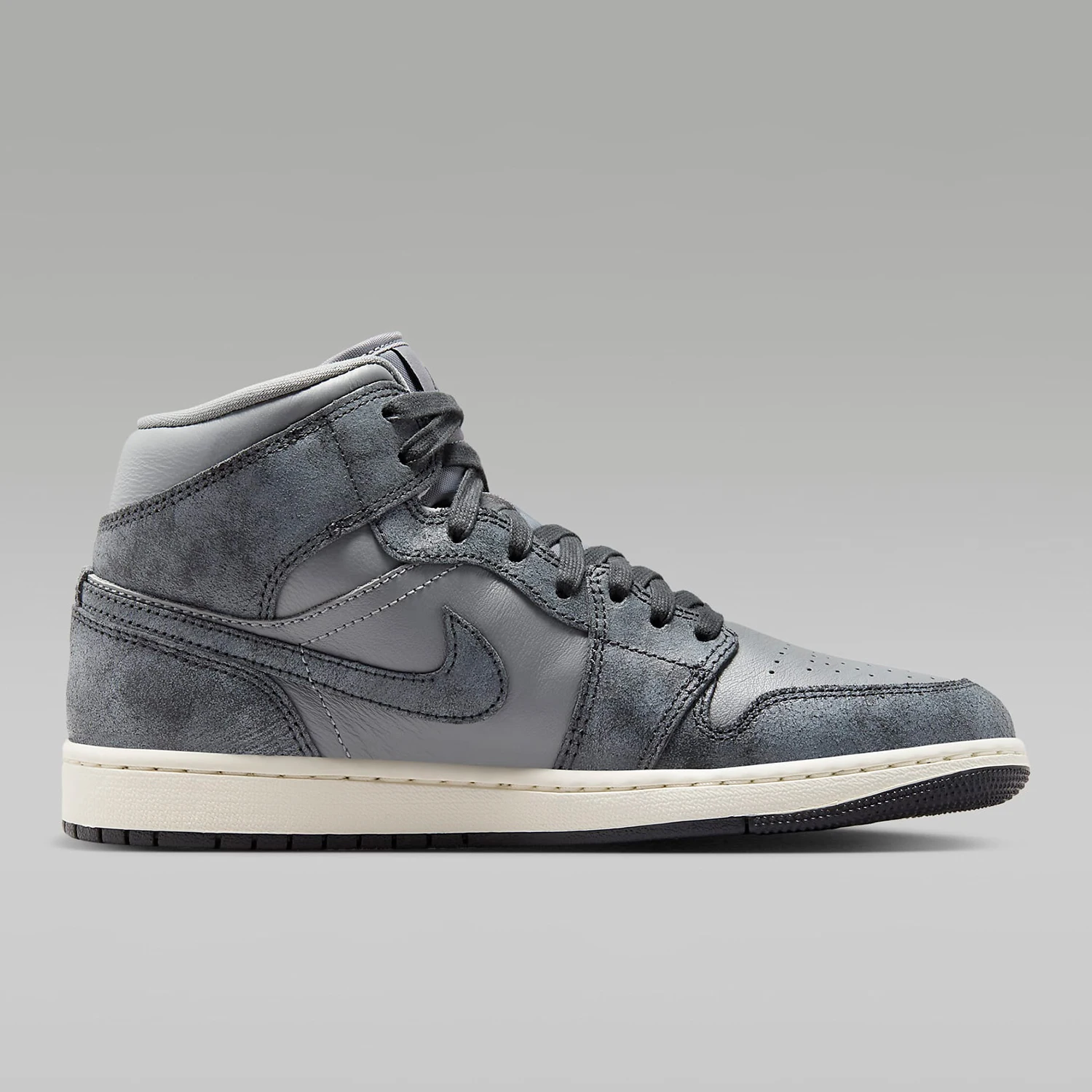 Фото Оригинальные женские спортивные повседневные кроссовки Nike Air Jordan 1 Mid SE FJ3448-001 №3