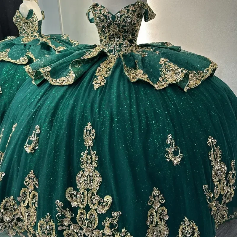 ANGELSBRIDEP Изумрудно-зеленые платья Quinceanera с открытыми плечами, золотые кружевные аппликации, корсет с бусинами, милые платья на день рождения 16, по индивидуальному заказу