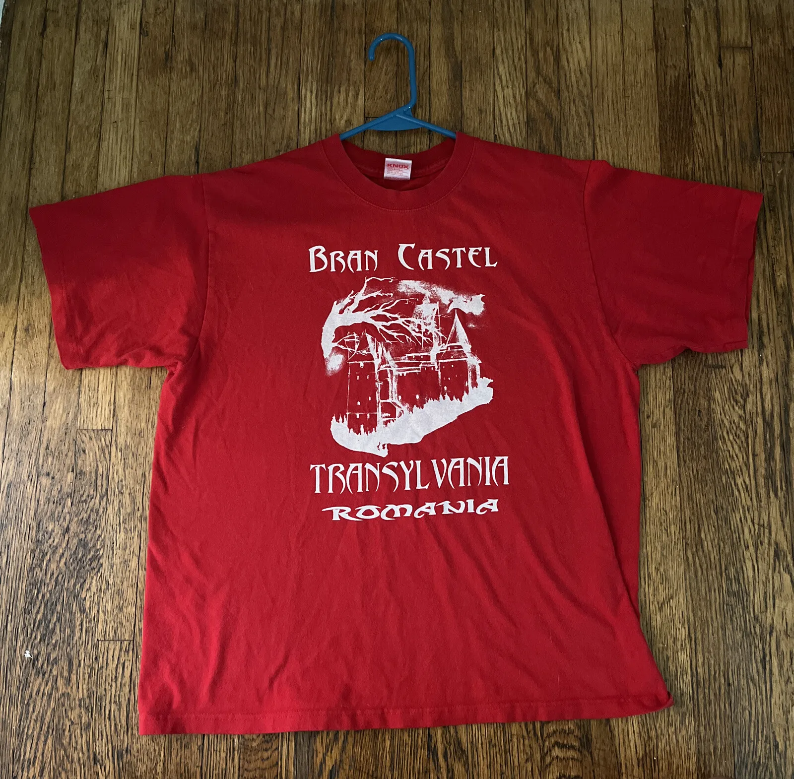 BRAN DRACULA CASTLE TRANSYLVANIA ROMANIA SOUVENIR ГРАФИЧНАЯ КРАСНАЯ ФУТБОЛКА БОЛЬШАЯ