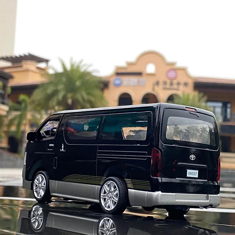 Фото 1:32 TOYOTA HIACE MPV модель автомобиля из сплава, литье под давлением, металлические игрушечные транспортные средства, модель автомобиля, имитация звука и света, коллекция, подарок №4