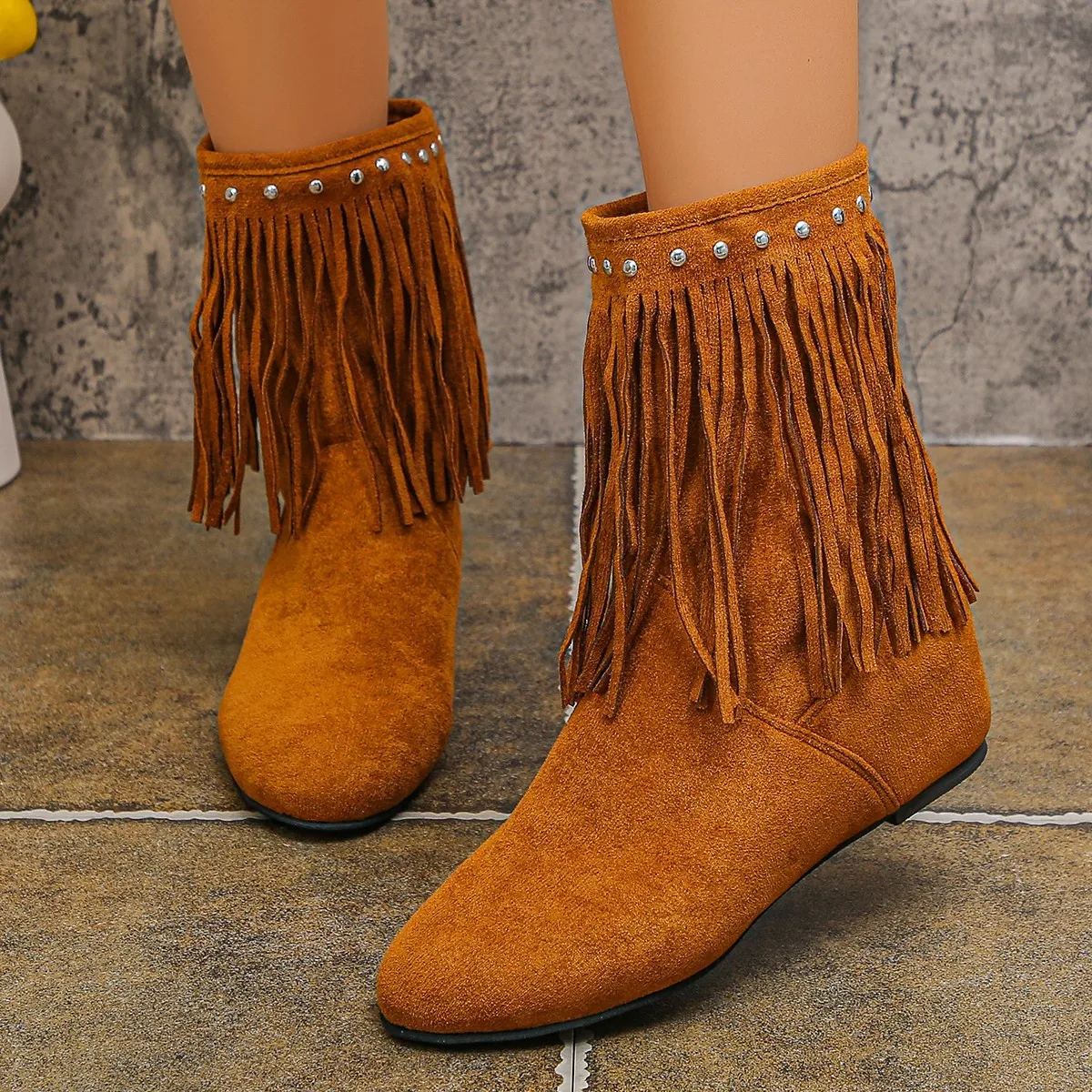 Фото Осенне-зимние модные женские сапоги до середины икры Botas Mujer, короткие сапоги в стиле вестерн без шнуровки с круглым носком и заклепками, декор из искусственной замши с кисточками №2