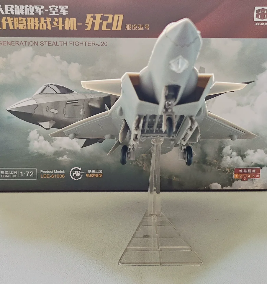 Фото 1/72 Китай PLA J-20 Стелс-истребитель пятого поколения, без клея, модель быстрой заклинания, модель самолета Grand Parade, игрушка №2