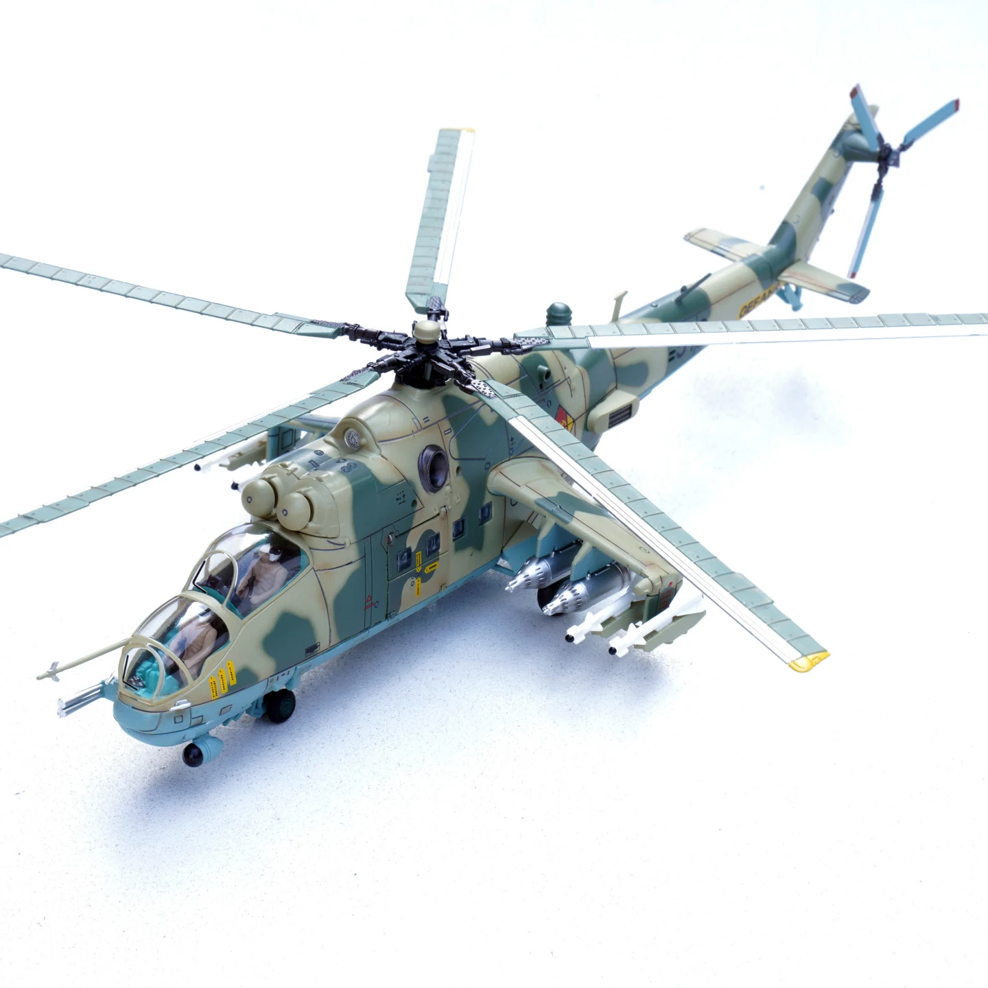 Фото P14005PG 1:72 Восточно-немецкая модель вертолета MI-24P (5-й эскадрильон вертолета No. 512) Статическая модель самолета №2