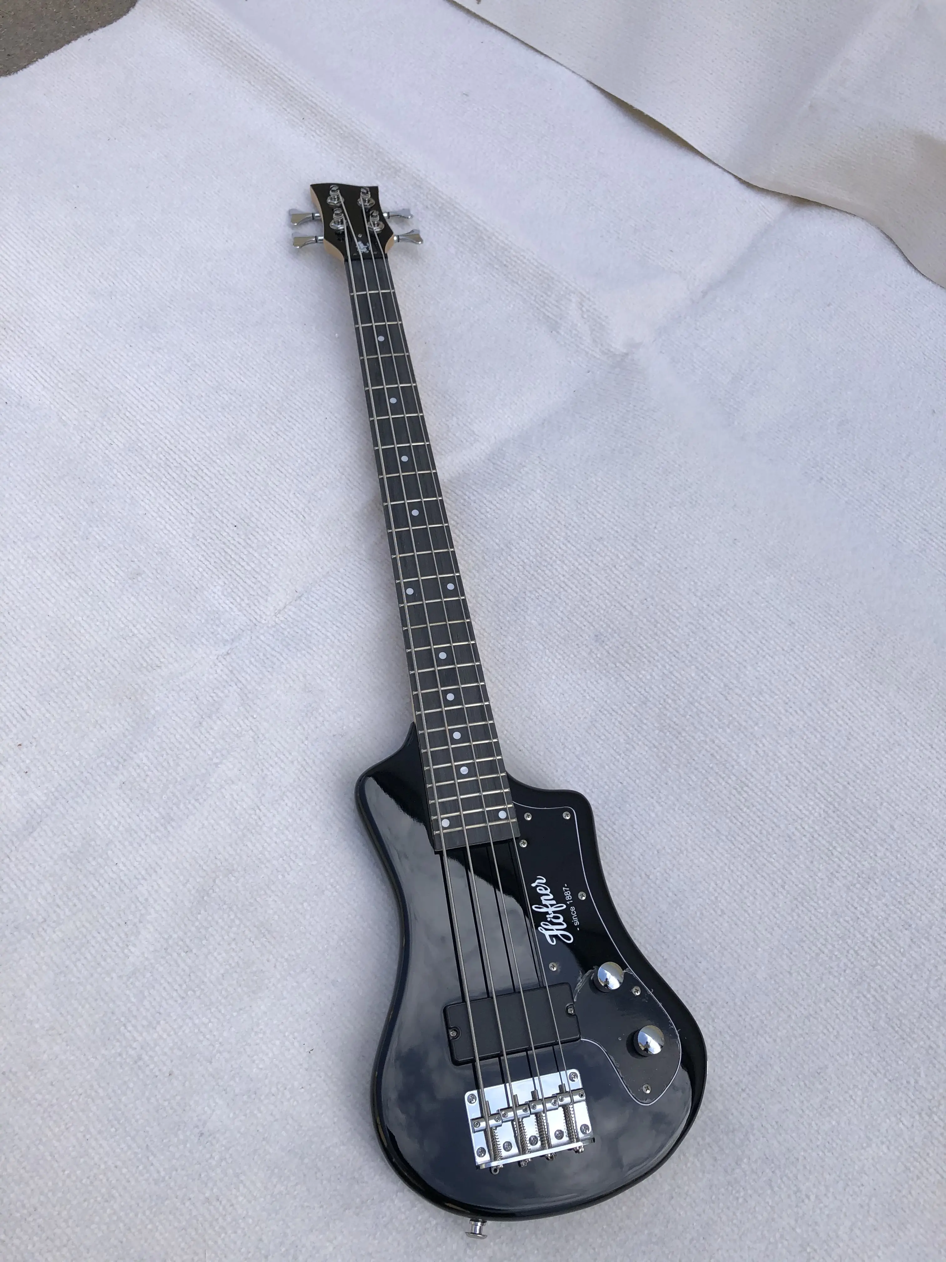Hofner 4-струнная электрическая дорожная гитара Shorty — черный, правый звукосниматель для горячего хамбакинга