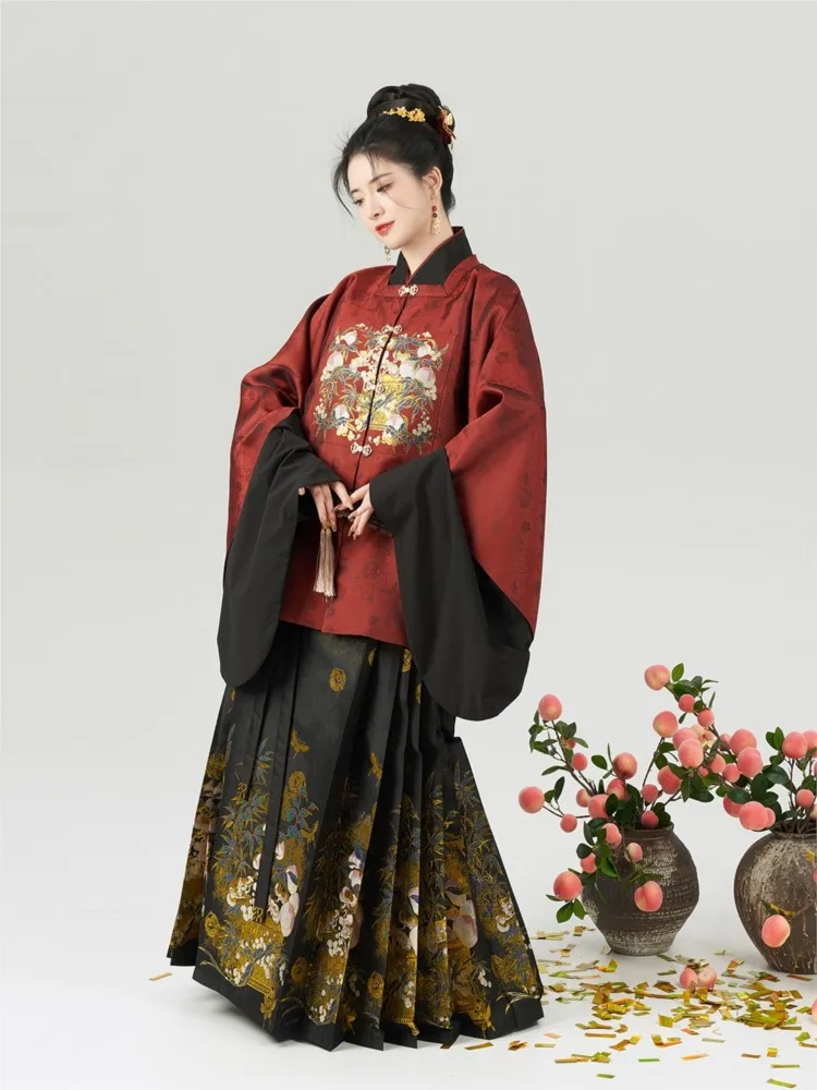 Фото Женщина в топе Hanfu с квадратным воротником и половиной рукавов с перекрестным воротником и плетеной золотой юбкой с цветочным принтом для макияжа №2