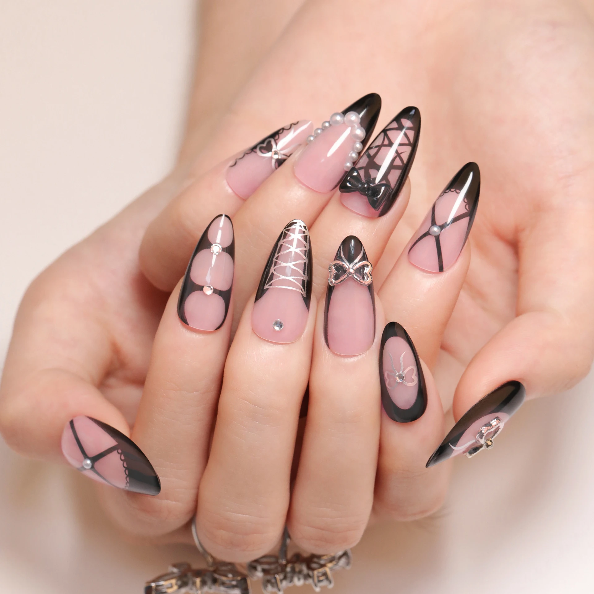 Фото Черные французские ногти ручной работы Y2k Spicy Girls Press On Nails Длинные миндалевидные жемчужные бриллиантовые накладные ногти 3D Серебряный бант Декор Носимые №3