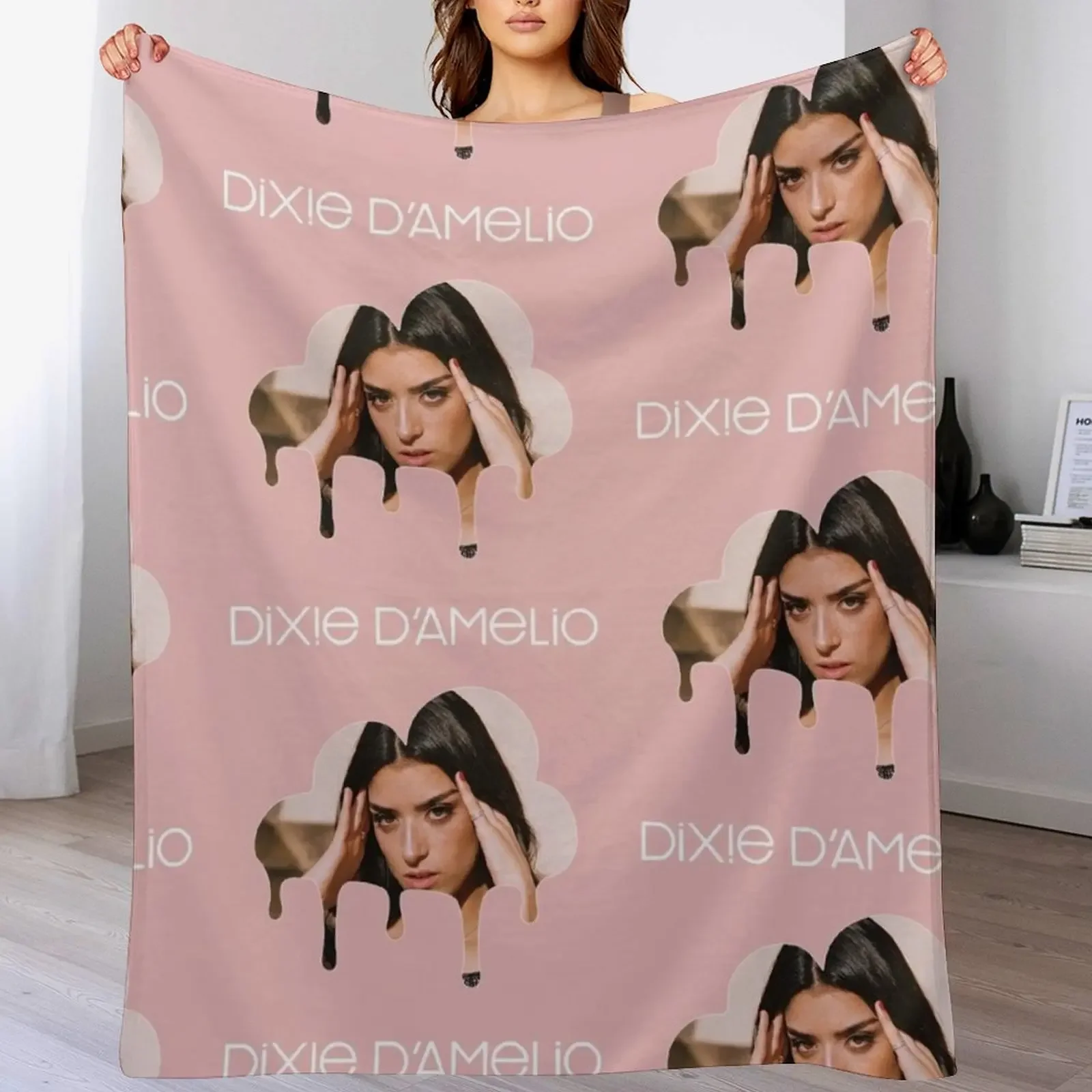 Одеяло с логотипом Dixie D'Amelio 2. Одеяла для волос.