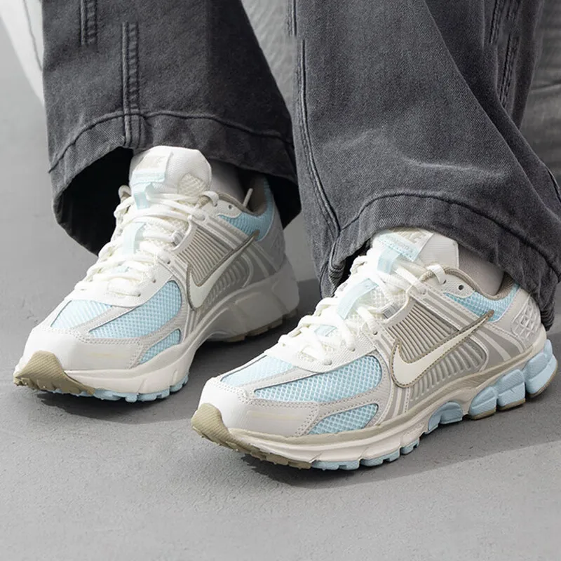Большие туфли Nike, женская обувь, новинка весны 2024, спортивная обувь ZOOM VOMERO 5, легкие дышащие повседневные кроссовки для бега IB4698-411
