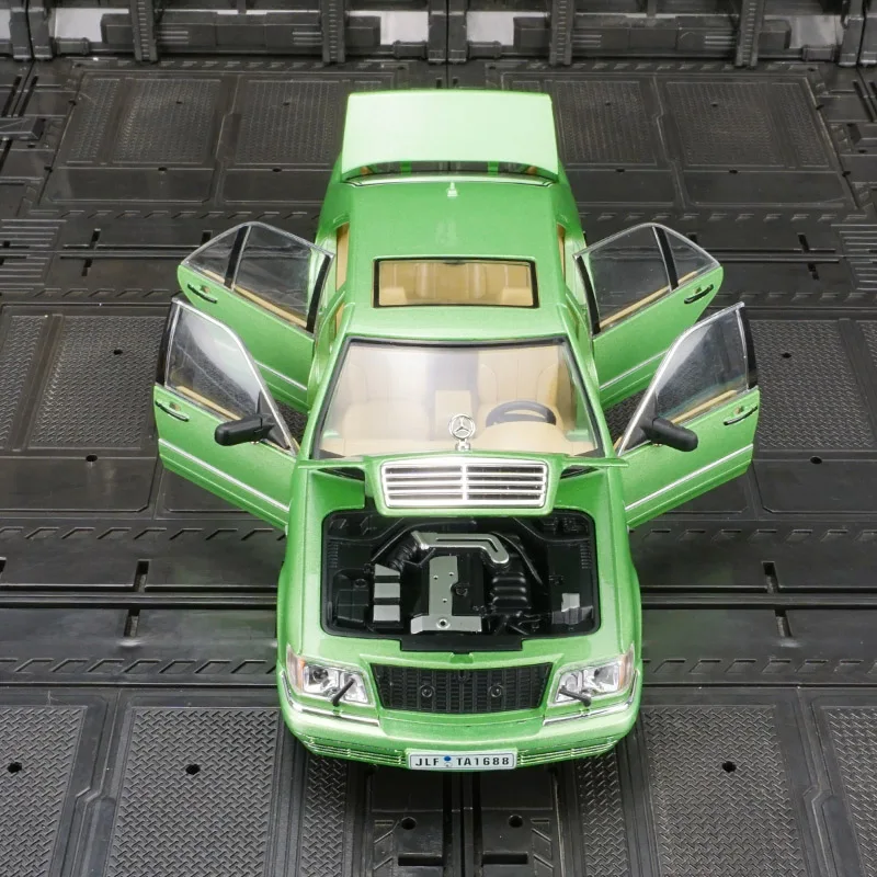 Фото 1:24 W140 S320 Classic Sedan Alloy Модель четырехдвери можно открыть, а также можно открыть передний капот и дверь багажника. №4