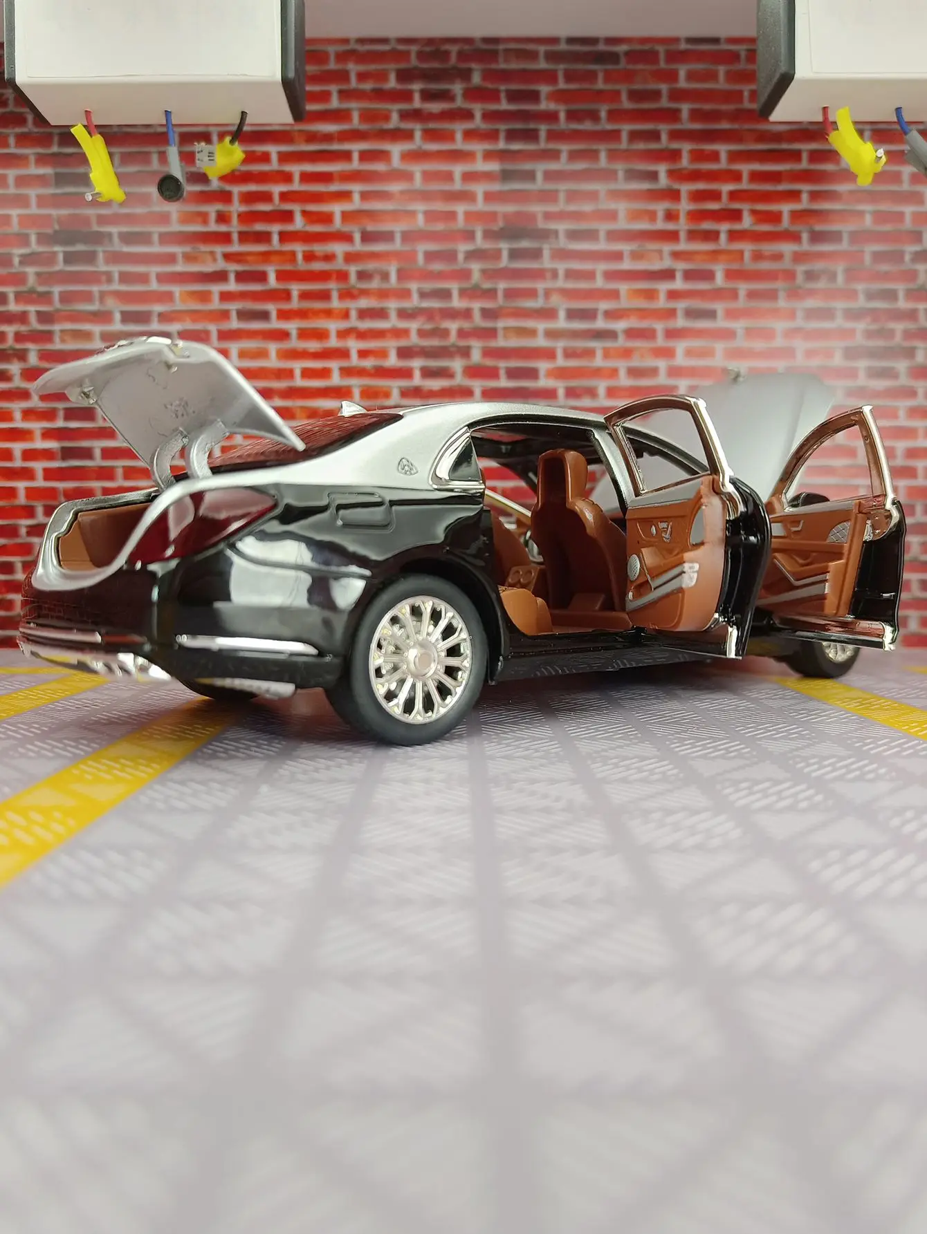 Фото Модель автомобиля из сплава Mercedes Benz Maybach S600 1:24 имеет имитирующие функции звука и освещения, богатые детали, тонкая работа. №5