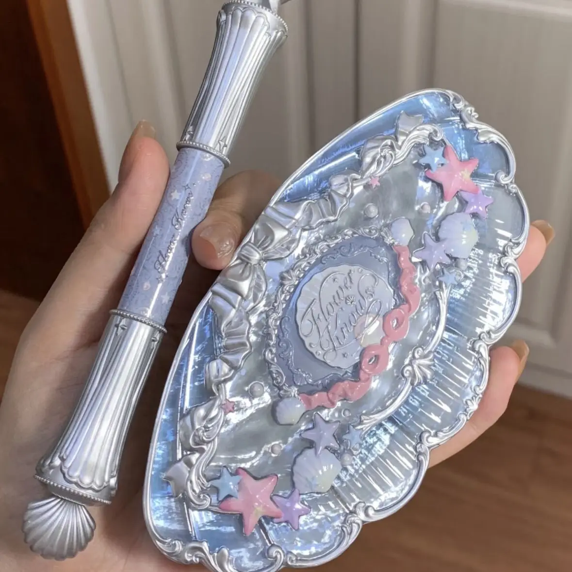 Flower Knows Двуглавая горизонтальная ручка шелкопряда Гладкая обветка Удержание цвета Осветление Перламутровый блеск Ракушка Жемчуг