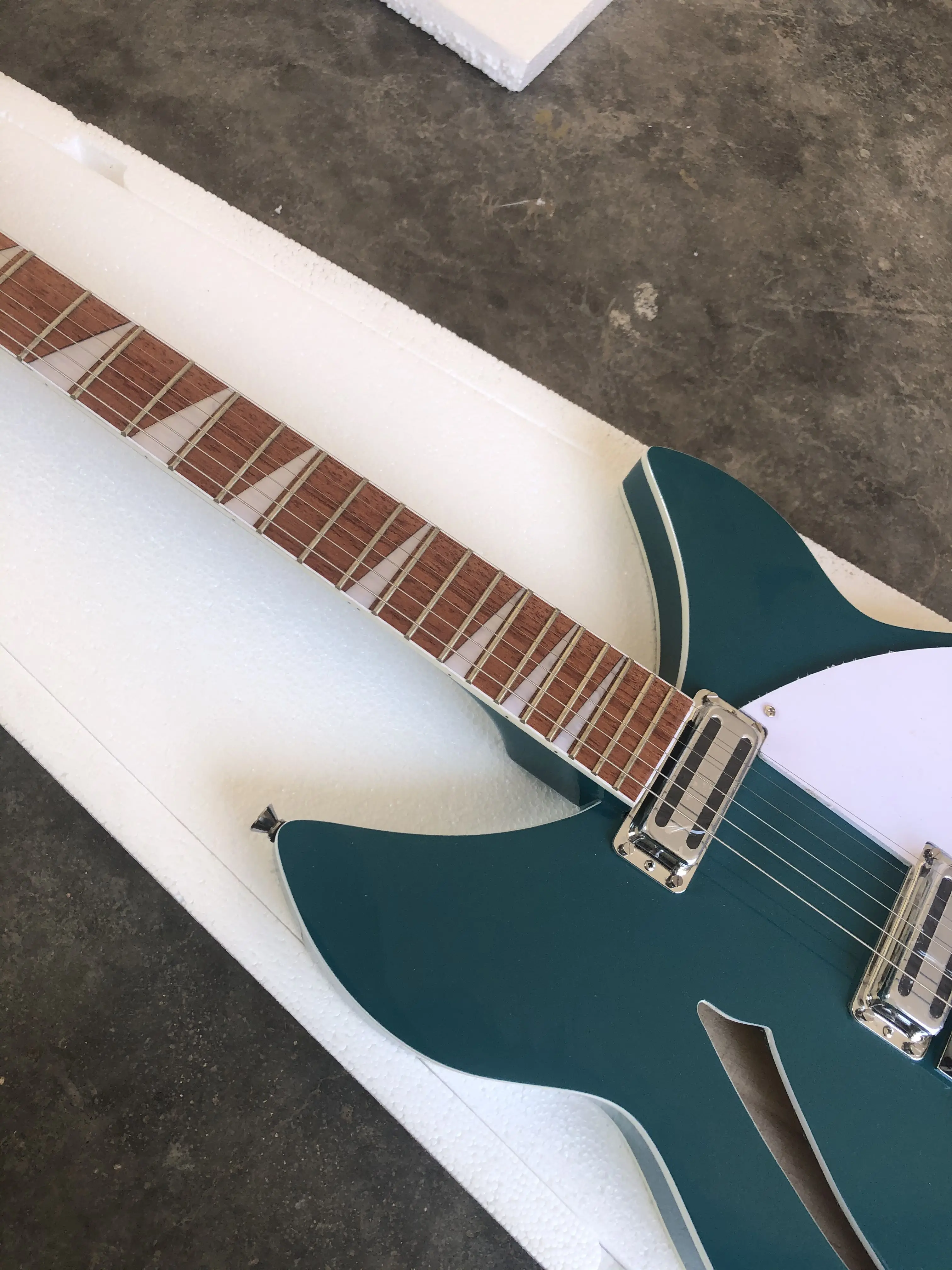 Фото Электрогитара Rickenbacker-Semi-Hollow Body, системный мост Tremolos, белая накладка, 2 звукоснимателя, высокое качество, горячие продажи №2