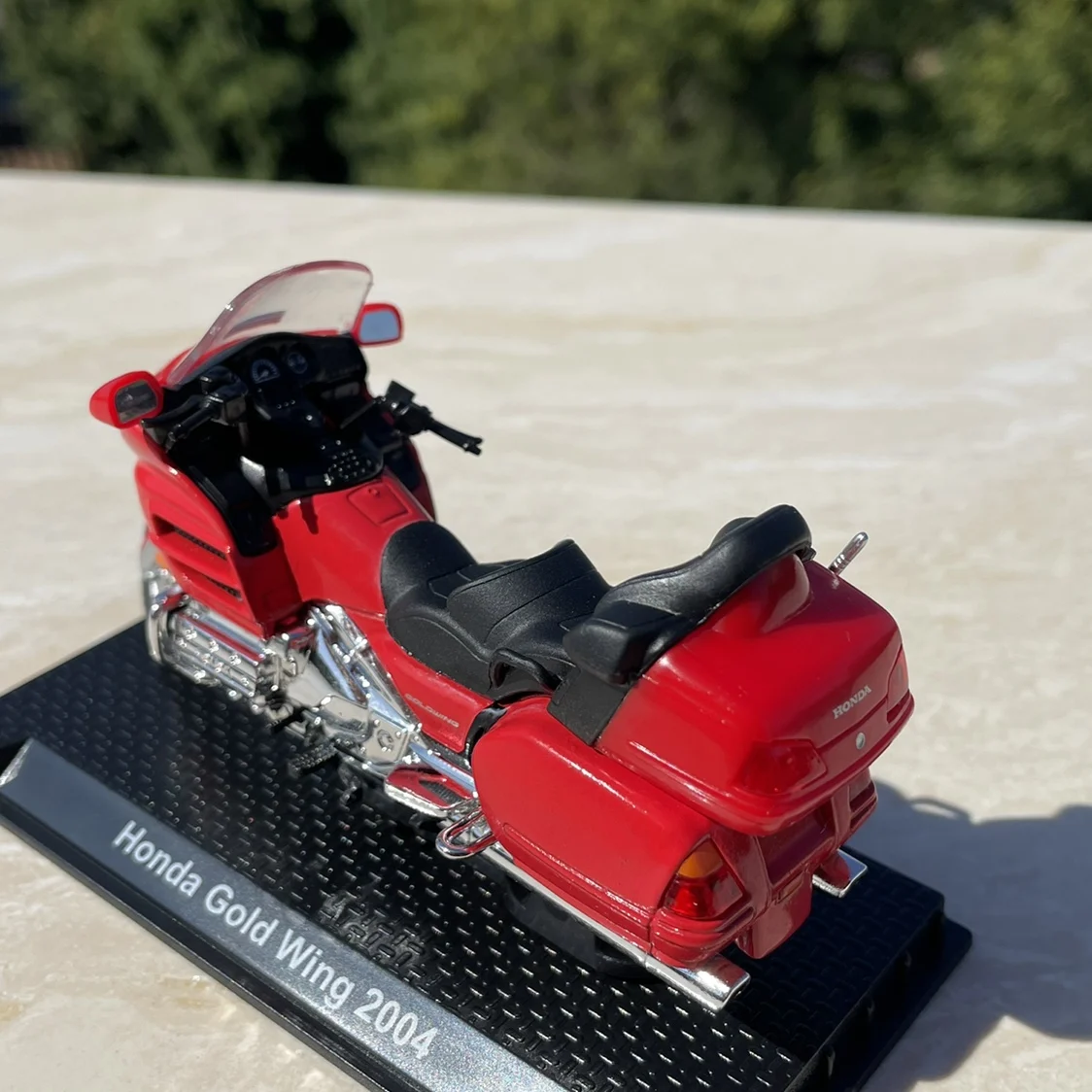 Фото Литая модель мотоцикла Honda Gold Wing 2004 в масштабе 1:24, классические коллекционные подарки-сувениры для взрослых, статический дисплей №3