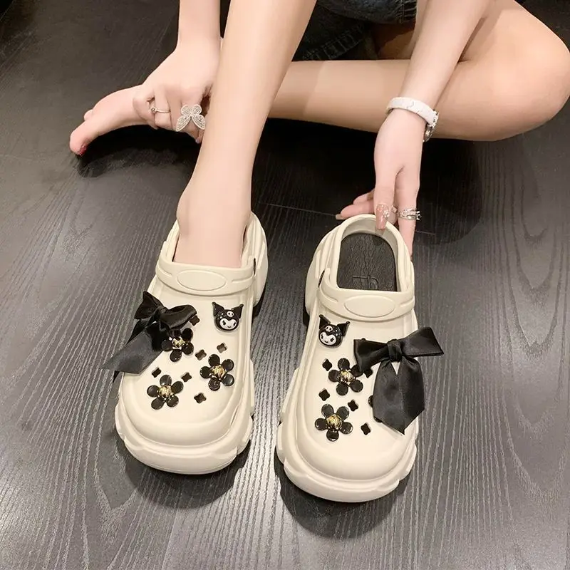 Фото Kawaii Sanli Kuromi мультфильм кукла увеличивающие дырки обувь три цвета летние милые девушки Y2K мягкие эластичные сандалии тапочки №4