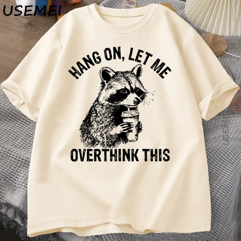Фото Hang on Let Me Overthink This Футболка Мужчины Женщины Racoon Забавная футболка Trash Panda Футболка Повседневная хлопковая одежда с короткими рукавами №3
