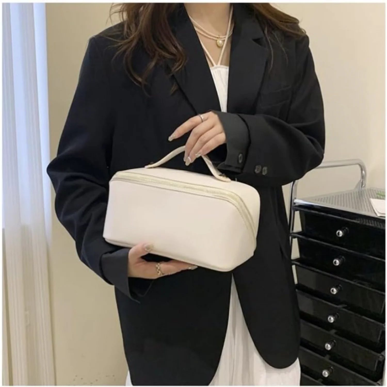 Фото Makeup Bag Large Capacity Travel Cosmetic Bag Portable PU Leather Waterproof Makeup Organizer Bags for Women with Handle Open Fl №3