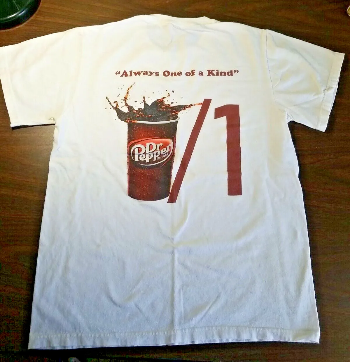 Футболка с надписью «Dr Pepper sodawall One Of A Kind Small» и графикой спереди и сзади