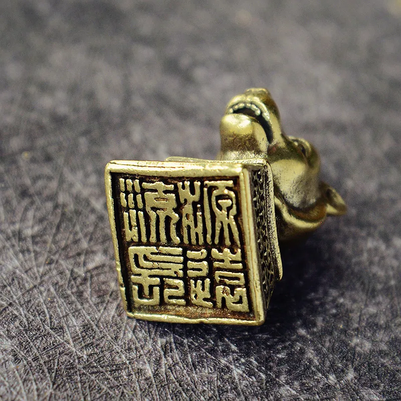 Фото Go to Win Yuanmingyuan Stall 10 юаней Маленькая бронзовая посуда Двенадцать брелок по знаку зодиака Годовая печать Юньнань Старая античная бронзовая посуда №3