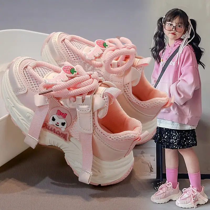 Фото Летняя детская повседневная спортивная обувь Kawaii Sanrio для девочек и мальчиков, милые дышащие сетчатые кроссовки Kuromi, подарки, игрушки №2