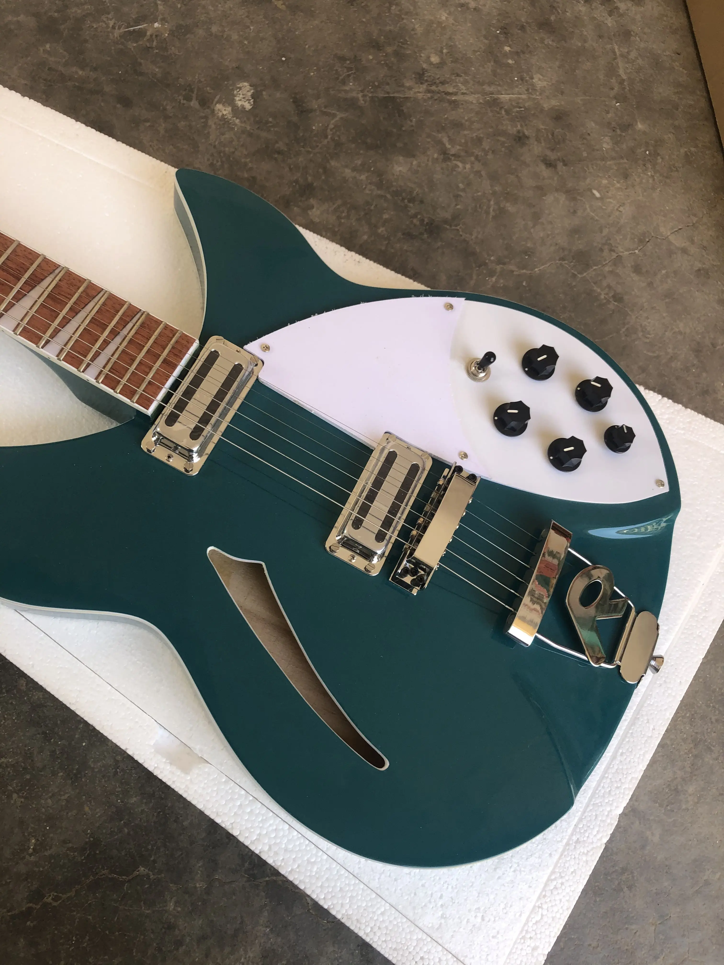 Фото Электрогитара Rickenbacker-Semi-Hollow Body, системный мост Tremolos, белая накладка, 2 звукоснимателя, высокое качество, горячие продажи №3