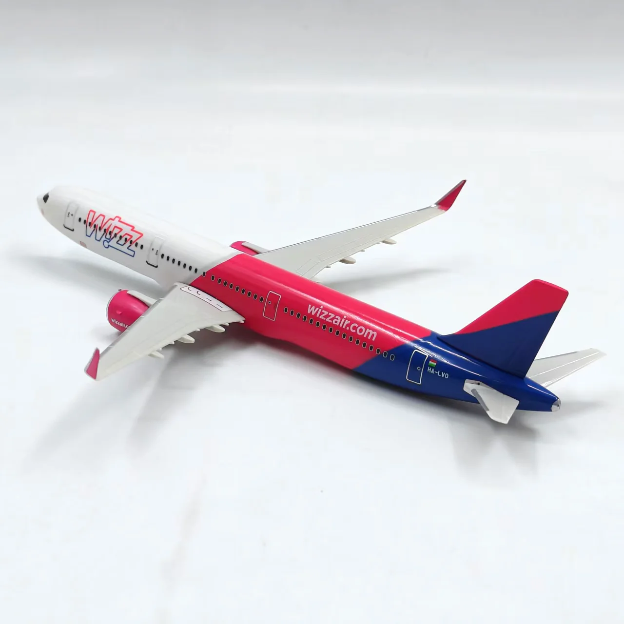 Фото Литой под давлением масштаб 1:200 в сборе Airbus A321neo WIZZ модель самолета из сплава Коллекционная игрушка в подарок сувенир дисплей орнамент №5