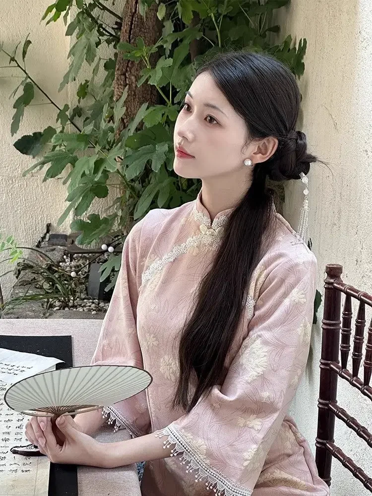 Улучшенное Cheongsam розового цвета 2025 года, весеннее платье Ципао с перевернутыми большими рукавами для девочек, повседневное ретро новое простое элегантное платье в китайском стиле