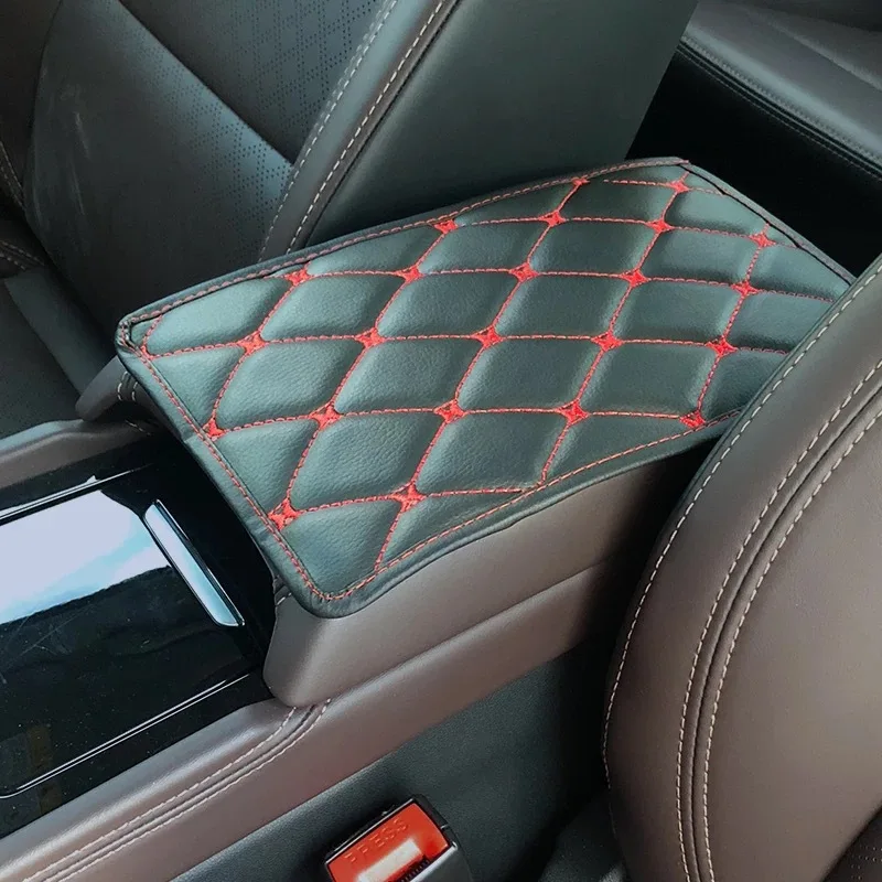 Фото Подушка подлокотника автомобиля из искусственной кожи с вышивкой 3D Comfort Touch — универсальный чехол для центральной консоли для аксессуаров для салона автомобиля №3