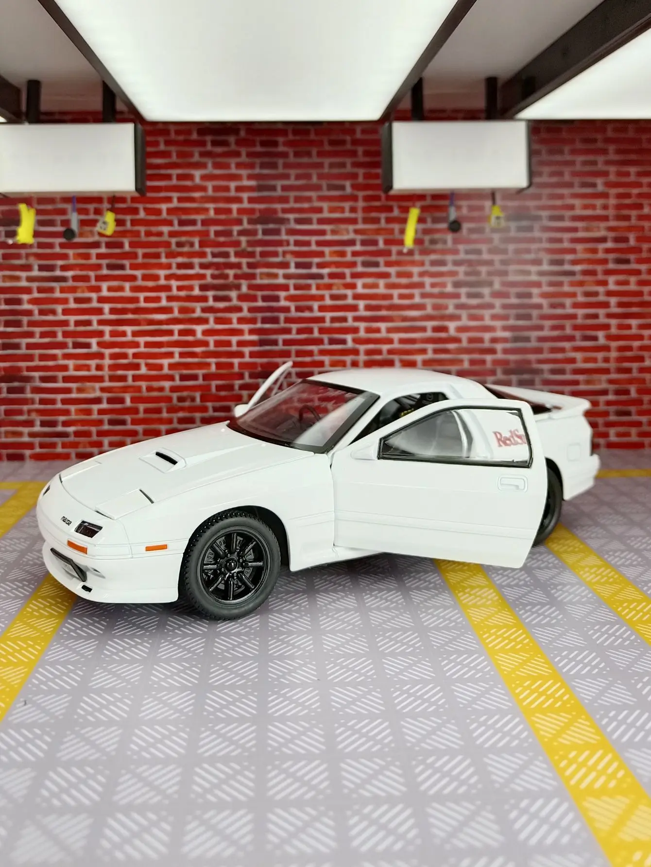 Фото 1:24 Mazda RX-7 модель автомобиля из сплава, украшения, акустооптическая противоударная игрушечная дверь автомобиля, капот багажника, может обернуть на прыжке светильник №3