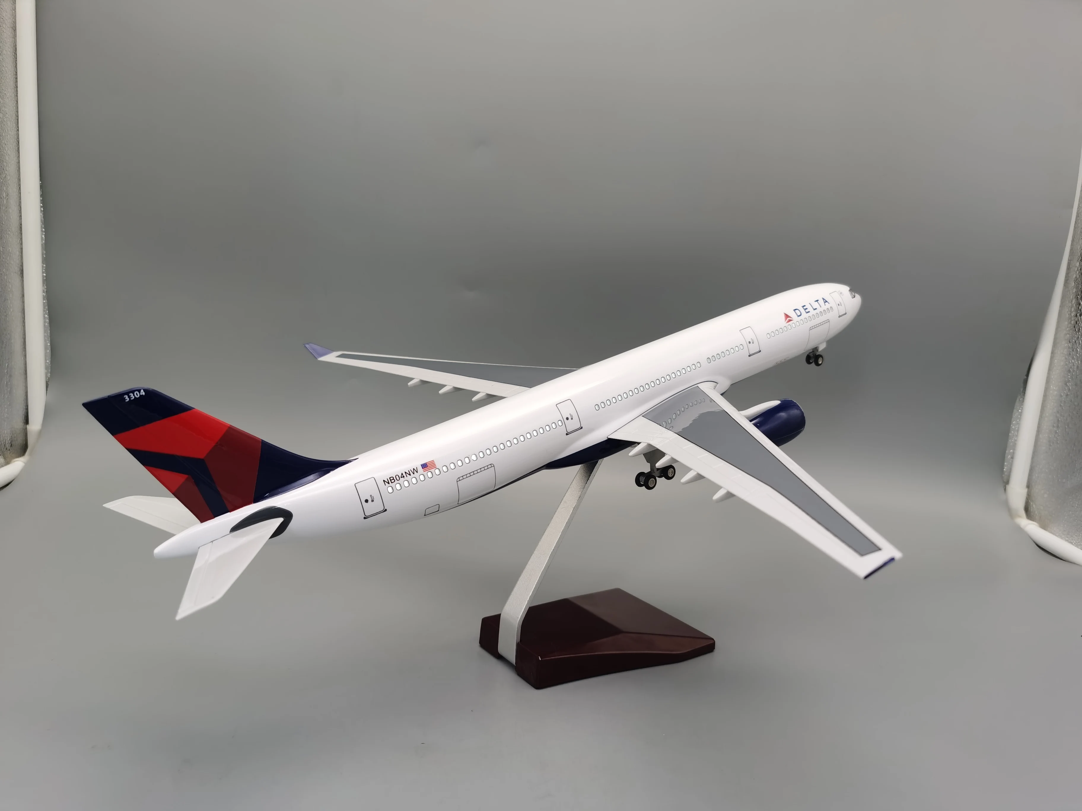 Фото Самолет 47 см, масштаб 1:135, игрушки, модель самолета A330 DELTA Airlines Airway W, базовые колеса, фонари, смола, пластик, сборка, игрушки №4