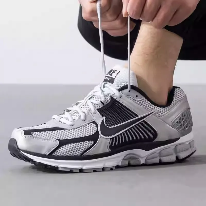 Мужская спортивная обувь NIKE ZOOM VOMERO 5, дышащие удобные легкие тренировочные кроссовки с мягкой подкладкой FJ4151-004