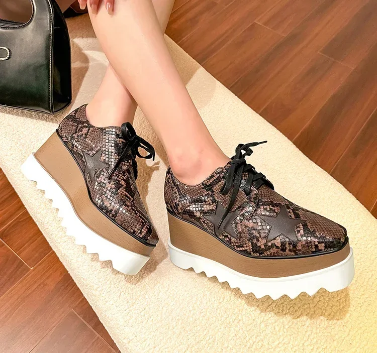 Фото Туфли на высоком каблуке Lady On A Wedge Резиновые туфли из искусственной кожи с перекрестной завязкой Базовые туфли на танкетке Туфли на высоком каблуке Женские резиновые базовые туфли с перекрестной завязкой №4