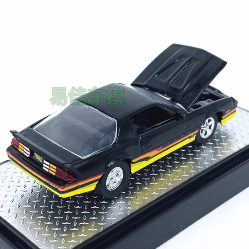Фото M2 1/64 Camaro IROC-Z модель автомобиля из сплава, статическая коллекция, украшенные праздничные подарки, игрушки №2