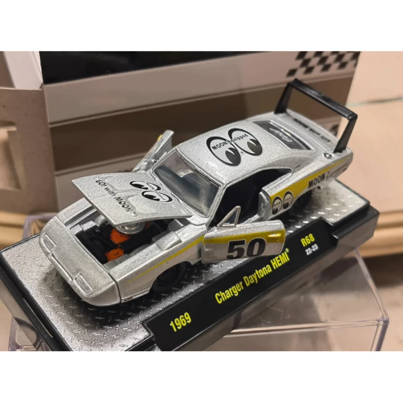Фото Литье под давлением M2 масштаб 1/64, зарядное устройство Daytona HEMI Challenger, модель автомобиля из сплава, праздничный подарок, игрушка, украшение №2
