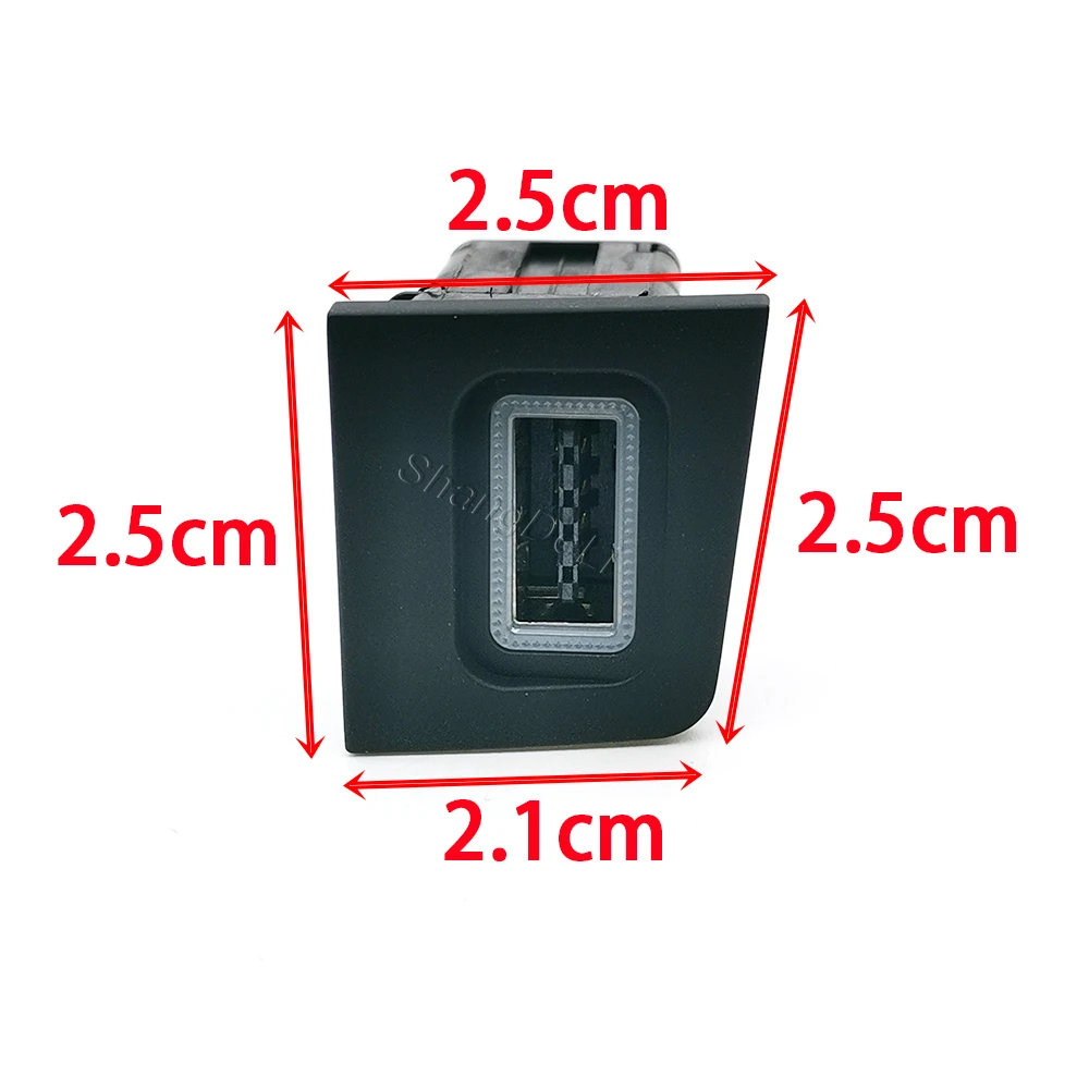 Фото Красное светодиодное автомобильное зарядное устройство для одного телефона QC3.0 USB-разъем для зарядки интерфейс для Volkswagen CC 2011-2012 №2