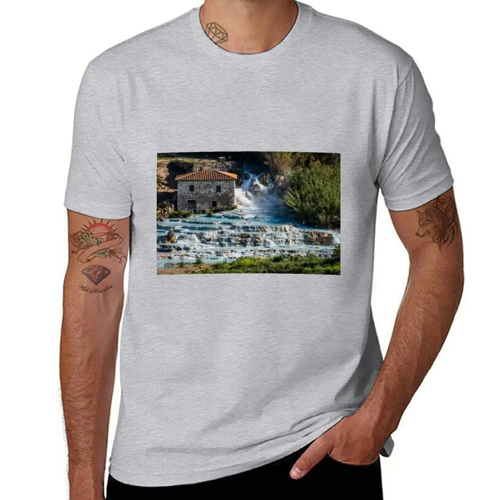 Фото Милые приталенные Топы funnys, мужские футболки del Mulino terme di Saturnia Maremma, Тоскана, Италия, футболки для мальчиков, футболки с круглым вырезом №3