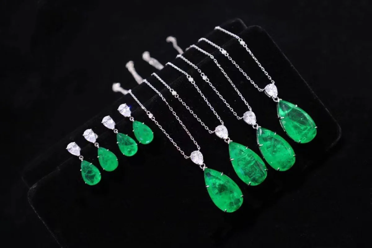 Комплект из колье и серёг, из серебра 925 пробы, с искусственным изумрудом