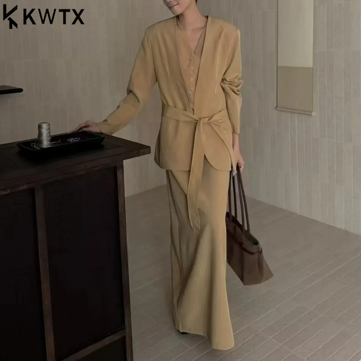 KWTX 2025 Ранняя осень Изысканный комплект из 3 предметов Женский спортивный костюм с рисунком Шикарная элегантная одежда Кардиган с v-образным вырезом Жилет Юбка с поясом