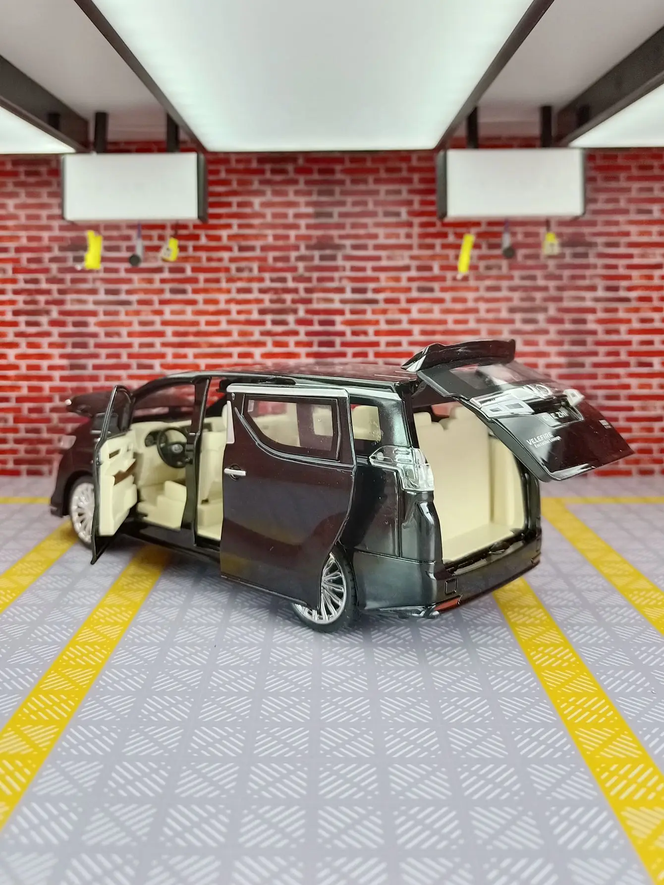 Фото 1:24 VELLFIRE MPV сплав, модель коммерческого автомобиля, украшения автомобиля, акустооптическая игрушка для мальчиков, дверь, капот, багажник, можно открыть №4