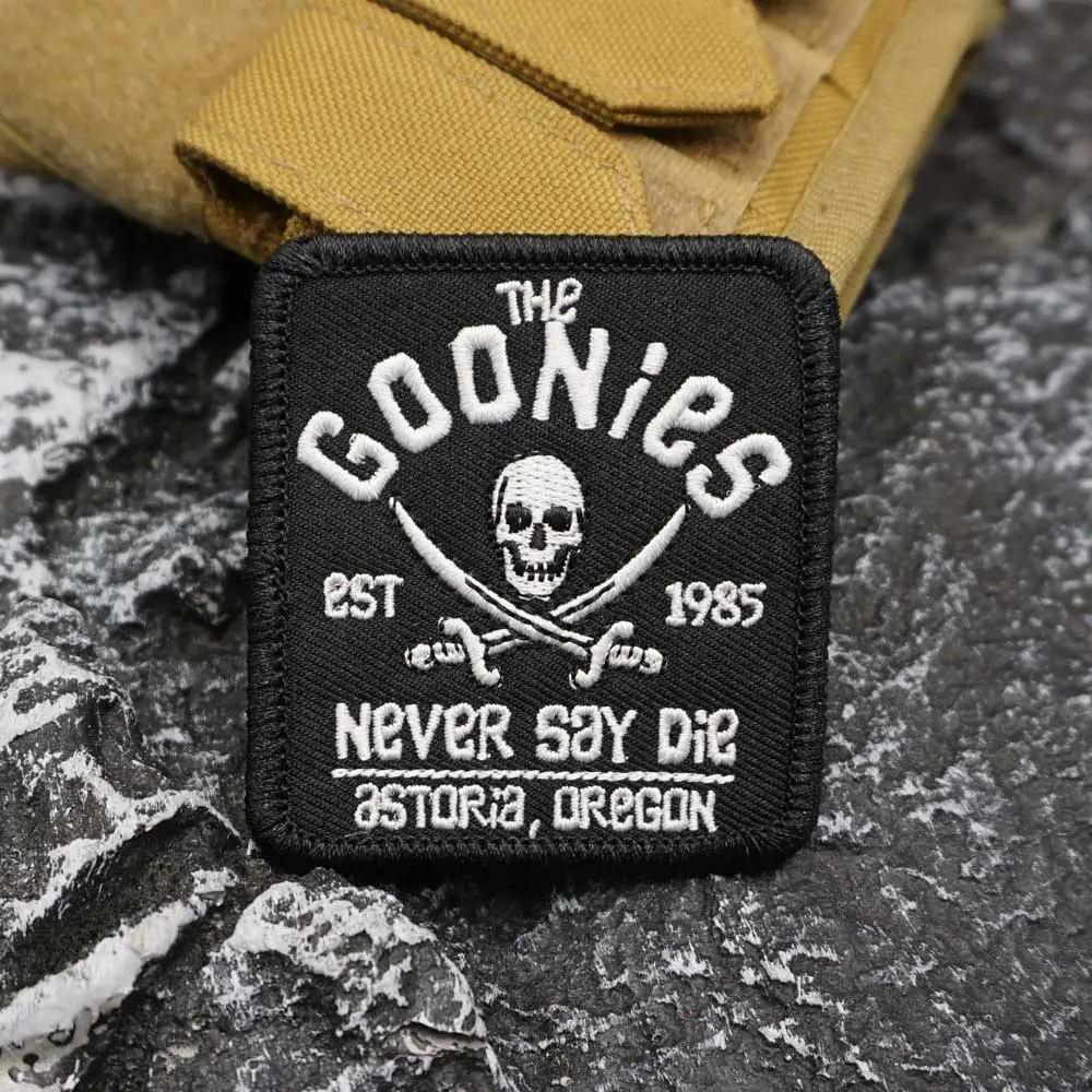 THE GOONIES NEVER SAY DIE Вышитая нашивка с рамкой merrow, пришитая аппликация для одежды и аксессуаров