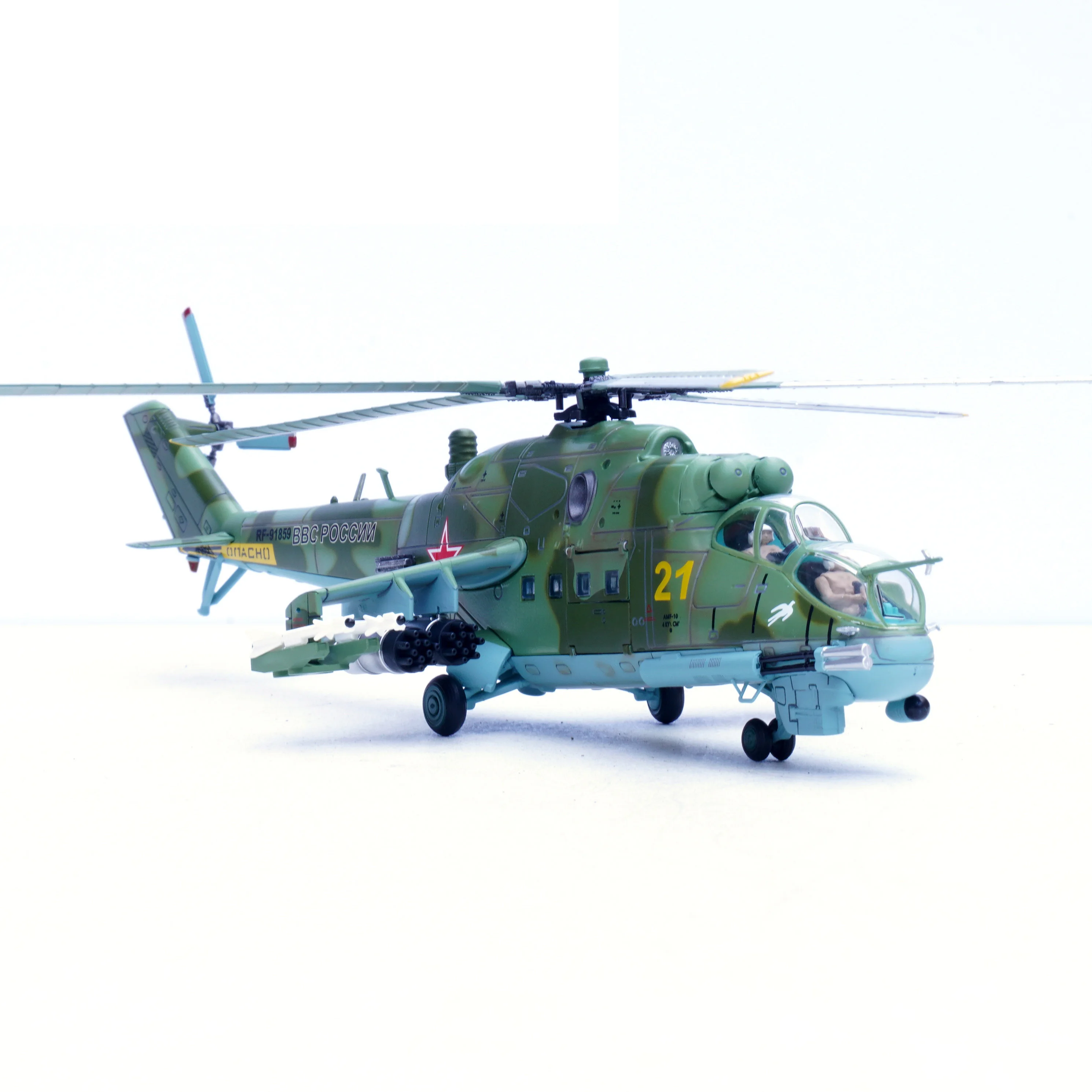 Фото P14005PH 1:72 Русская модель вертолета MI-24P Сирия 2017, статическая модель самолета №2