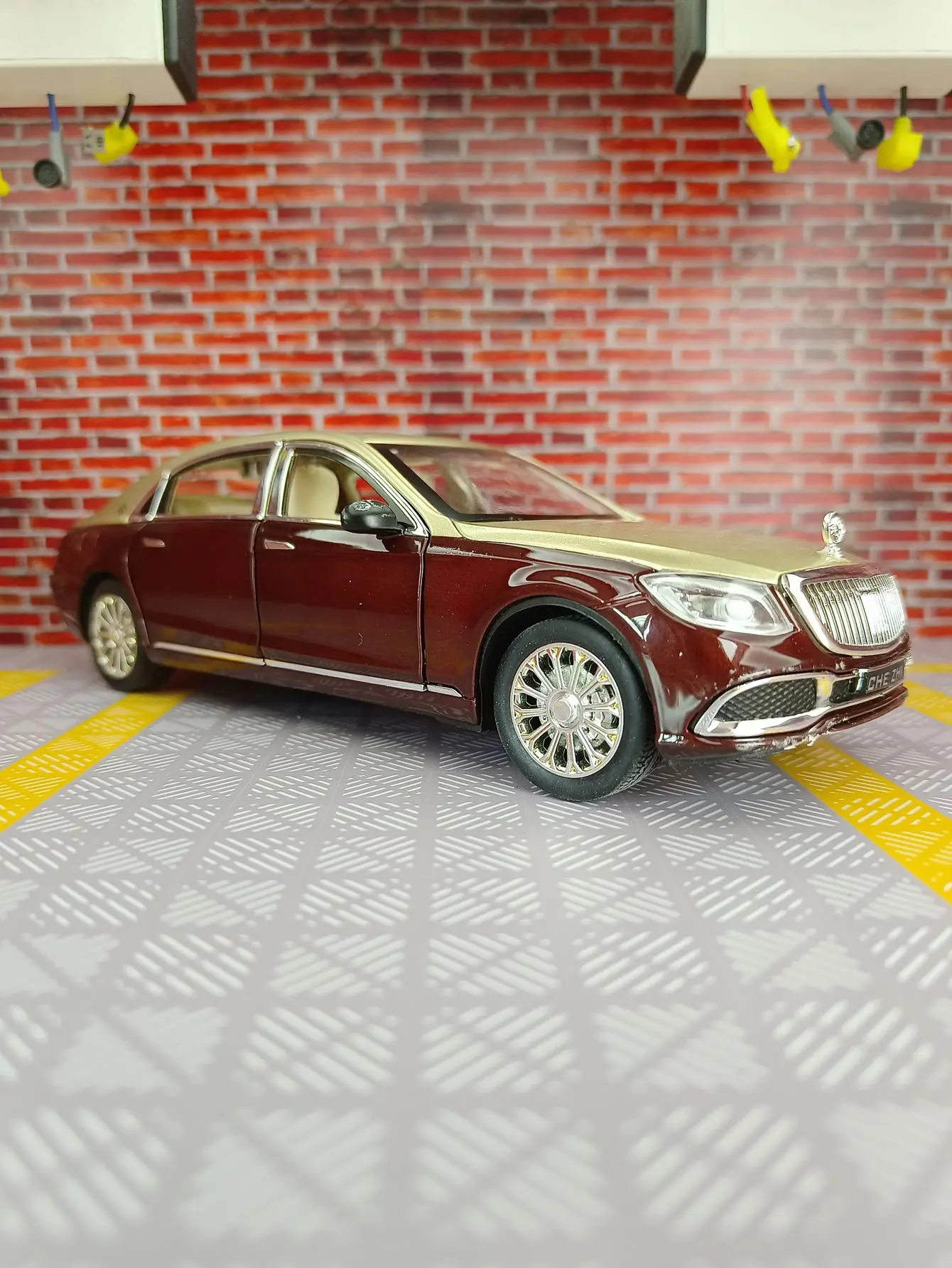 Фото Модель автомобиля из сплава Mercedes Benz Maybach S600 1:24 имеет имитирующие функции звука и освещения, богатые детали, тонкая работа. №4