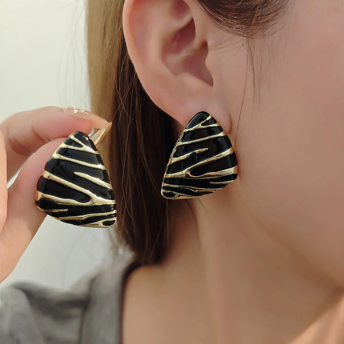 Треугольные серьги-гвоздики женские Aretes Para Mujer Pendientes De Acero неокисляемые полосатые серьги с зеброй вечерние модные ювелирные аксессуары