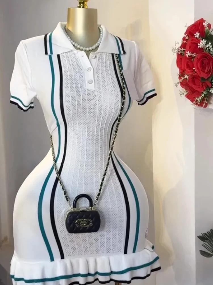 Weird Puss Платье в контрастную полоску Женское трикотажное платье-поло с коротким рукавом и оборками Эластичный подол Повседневная трендовая уличная мини-облегающая одежда (art.: 3920ca57a3397) - 3920ca57a3397