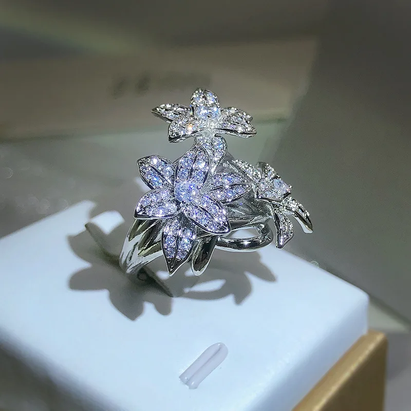 Кольцо женское из серебра 925 пробы, с фианитом