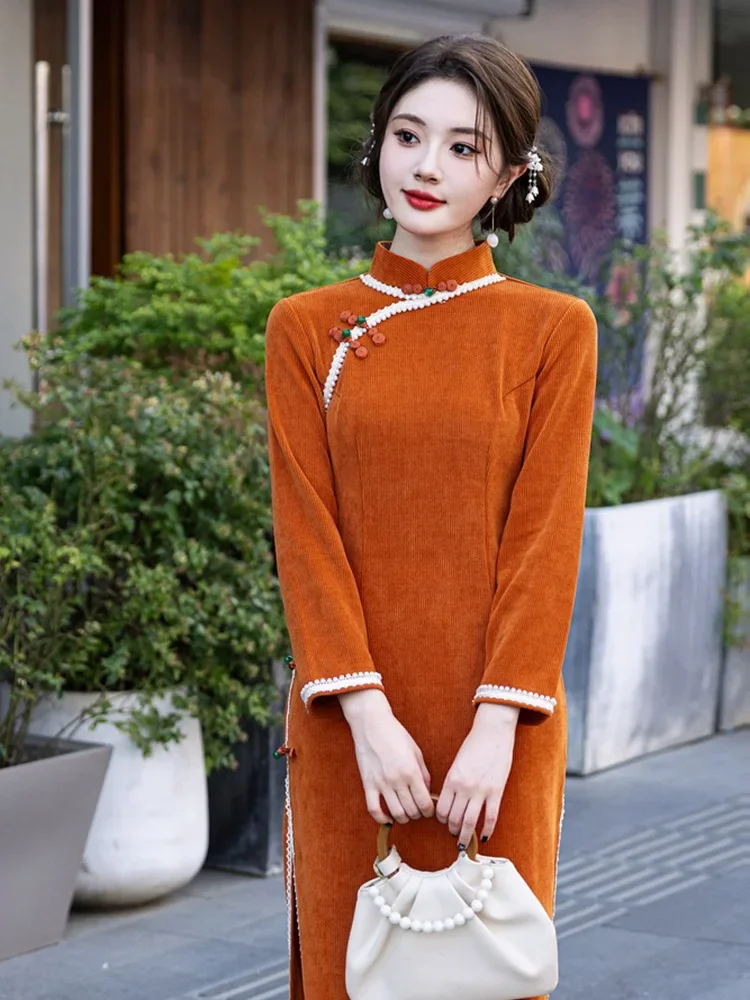 Фото Элегантное женское оранжевое бархатное длинное платье Cheongsam в молодом стиле, осень 2024, новое платье Ципао с короткими рукавами в китайском стиле №4