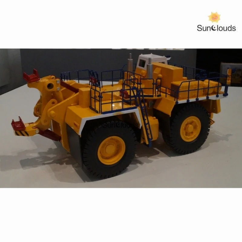 Фото Diecast Masters — Буксирный грузовик Belaz 74131 — 1/50 — DCM74131 №3