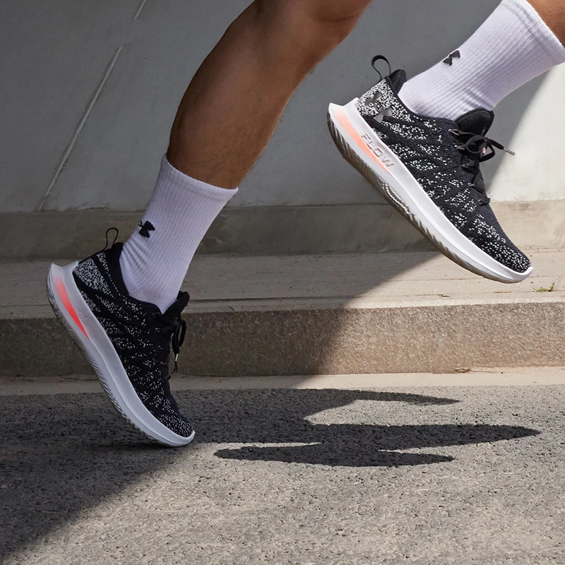 Женская спортивная обувь серии FLOW Under Armour с черной сеткой, белыми красками и розовыми акцентами