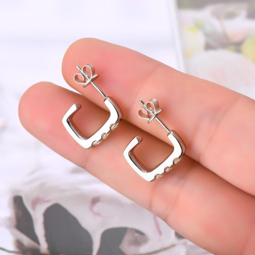 Фото Серьги-гвоздики женские из серебра 925 пробы с муассанитом, 3 мм №4